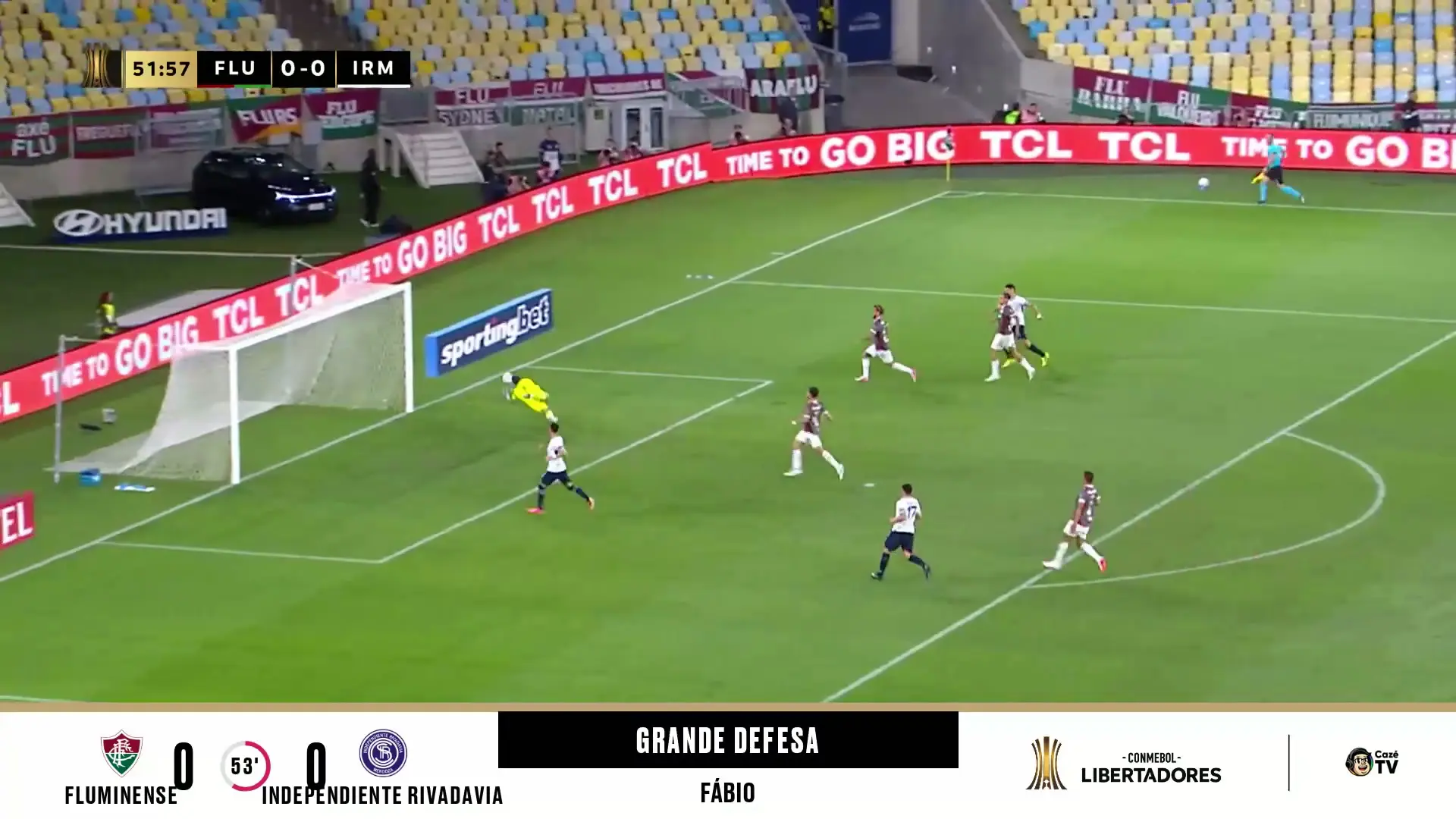 Fábio brilha com defesa providencial em lance de perigo contra o Fluminense