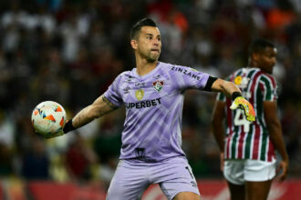 Fábio brilha com duas defesas de pênalti e garante classificação do Fluminense