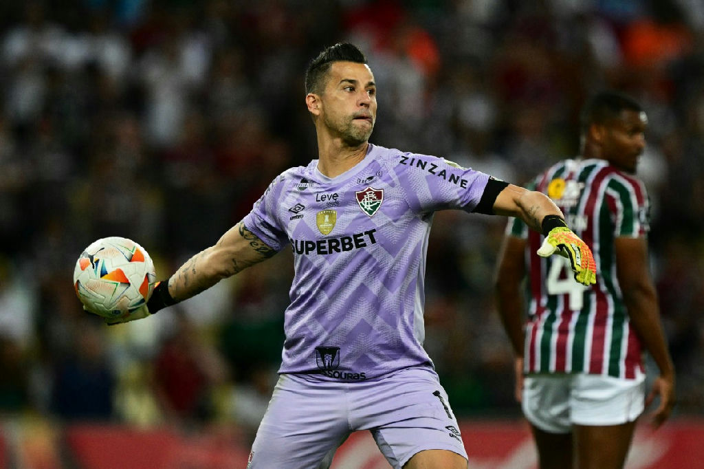 Fábio brilha com duas defesas de pênalti e garante classificação do Fluminense