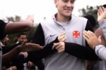 Facundo Colidio aparece pela primeira vez com o uniforme de treino do Vasco em fotos oficiais