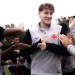 Facundo Colidio aparece pela primeira vez com o uniforme de treino do Vasco em fotos oficiais