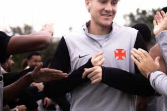 Facundo Colidio aparece pela primeira vez com o uniforme de treino do Vasco em fotos oficiais