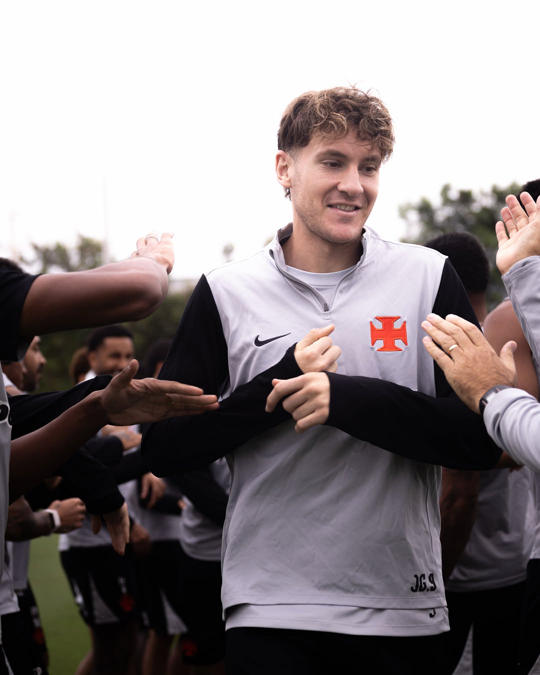 Facundo Colidio aparece pela primeira vez com o uniforme de treino do Vasco em fotos oficiais