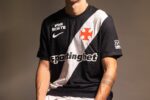 Facundo Colidio veste a camisa do Vasco em ensaio oficial