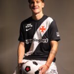 Facundo Colidio veste a camisa do Vasco em ensaio oficial