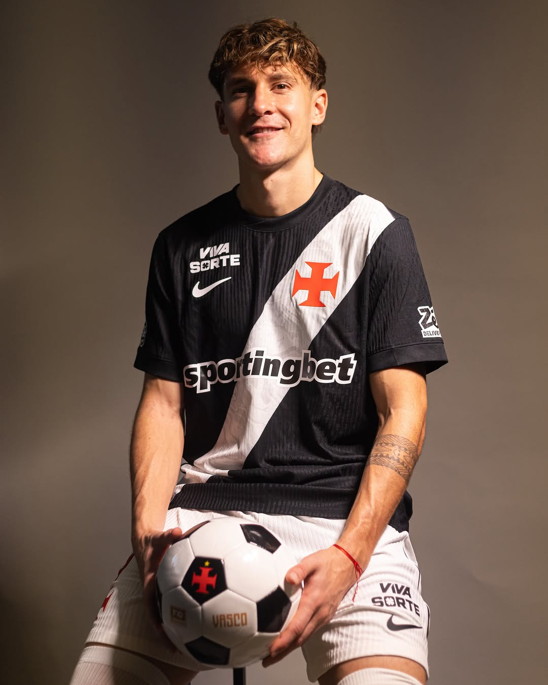 Facundo Colidio veste a camisa do Vasco em ensaio oficial