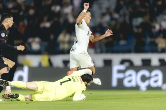 Falha de Cleiton decide confronto e garante vitória do Atlético-mg