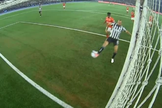 Falhanço de Arthur Cabral em jogo do Botafogo ganha destaque na imprensa portuguesa