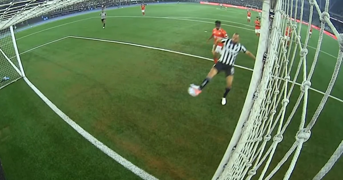 Falhanço de Arthur Cabral em jogo do Botafogo ganha destaque na imprensa portuguesa