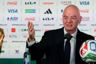 Federação Inglesa exige reforma na Fifa após críticas da Uefa a Infantino