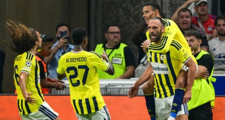 Fenerbahçe supera Lyon na França e garante vaga na Liga dos Campeões