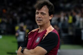 Fernando Diniz analisa derrota do Corinthians e projeta futuro de Memphis
