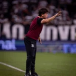 Fernando Diniz contesta arbitragem após eliminação do Corinthians na Copa do Brasil