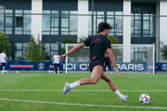 Ferran Torres e Désiré Doué medem forças em treino de finalização no Paris Saint-germain