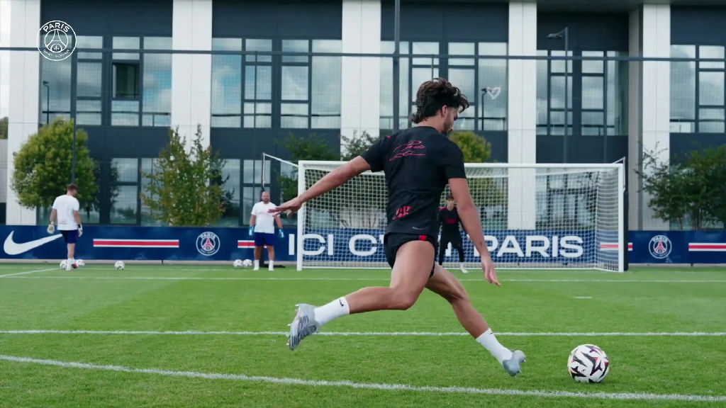 Ferran Torres e Désiré Doué medem forças em treino de finalização no Paris Saint-germain