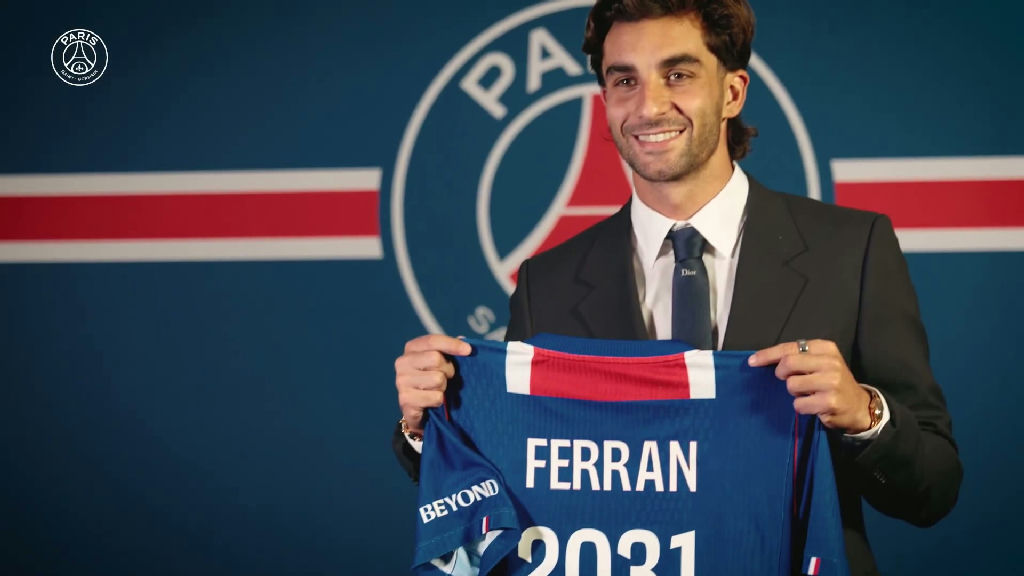 Ferran Torres inicia trajetória no Paris Saint-germain após saída do Barcelona