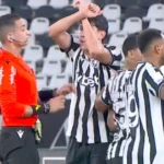 Ferraresi realiza gesto antirracista após confusão em Botafogo e Athletico-pr
