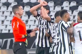 Ferraresi realiza gesto antirracista após confusão em Botafogo e Athletico-pr