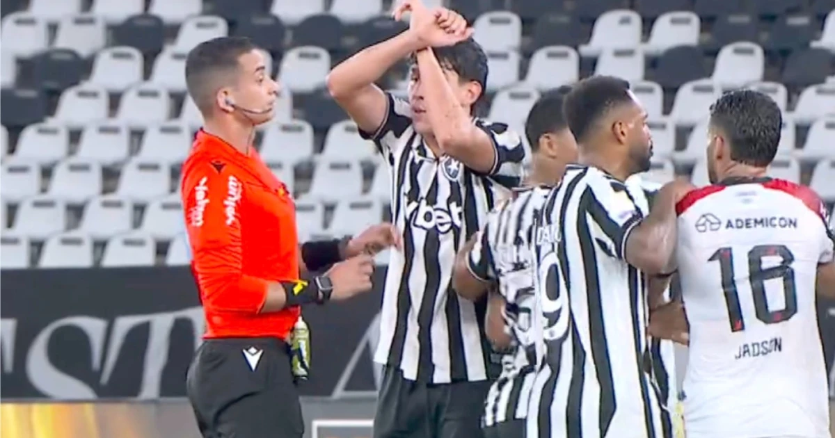 Ferraresi realiza gesto antirracista após confusão em Botafogo e Athletico-pr