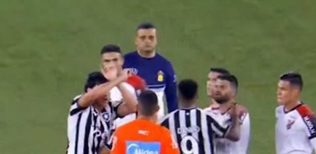 Ferraresi realiza gesto antirracista após derrota do Botafogo para o Athletico