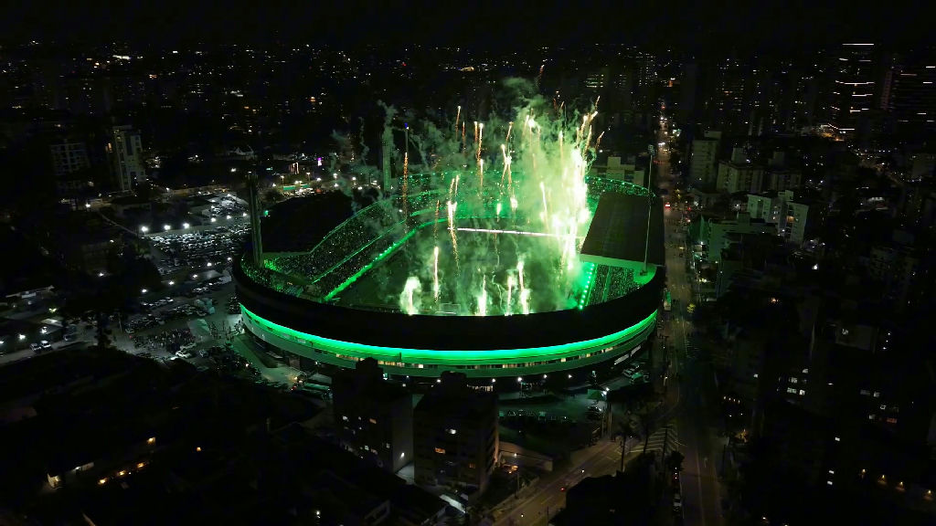 Festa da torcida do Coritiba ilumina o Couto Pereira em vitória sobre o Corinthians