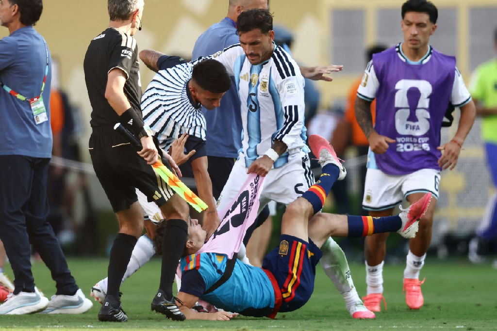 FIFA suspende Leandro Paredes por dez jogos após confusão na final da Copa do Mundo