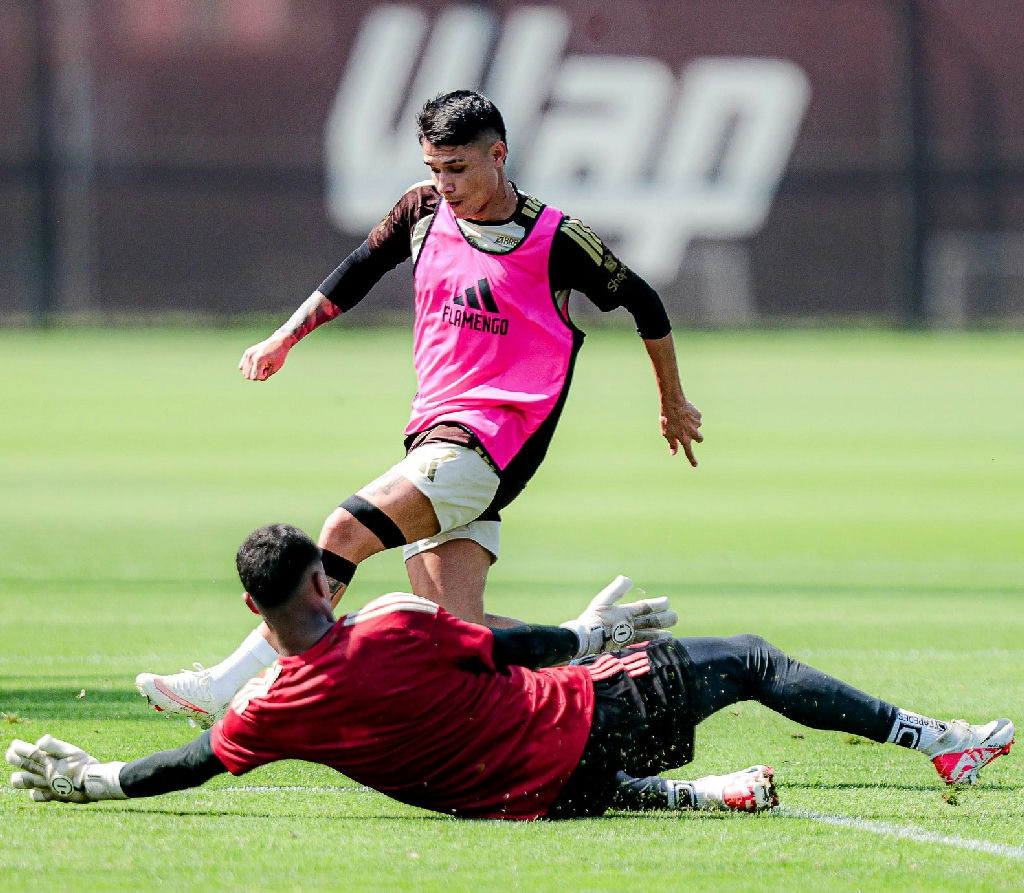 Flamengo intensifica preparação no campo para o clássico contra o Botafogo