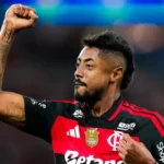 Flamengo vence Vitória no Maracanã e encosta no líder Palmeiras
