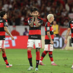 Flamengo vence Vitória no Maracanã e mantém pressão no Campeonato Brasileiro