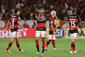 Flamengo vence Vitória no Maracanã e mantém pressão no Campeonato Brasileiro