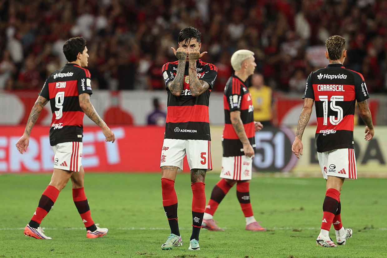 Flamengo vence Vitória no Maracanã e mantém pressão no Campeonato Brasileiro