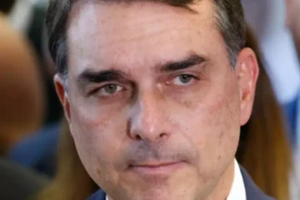 Flávio Bolsonaro critica postura de Lula diante de tarifas impostas pelos Estados Unidos