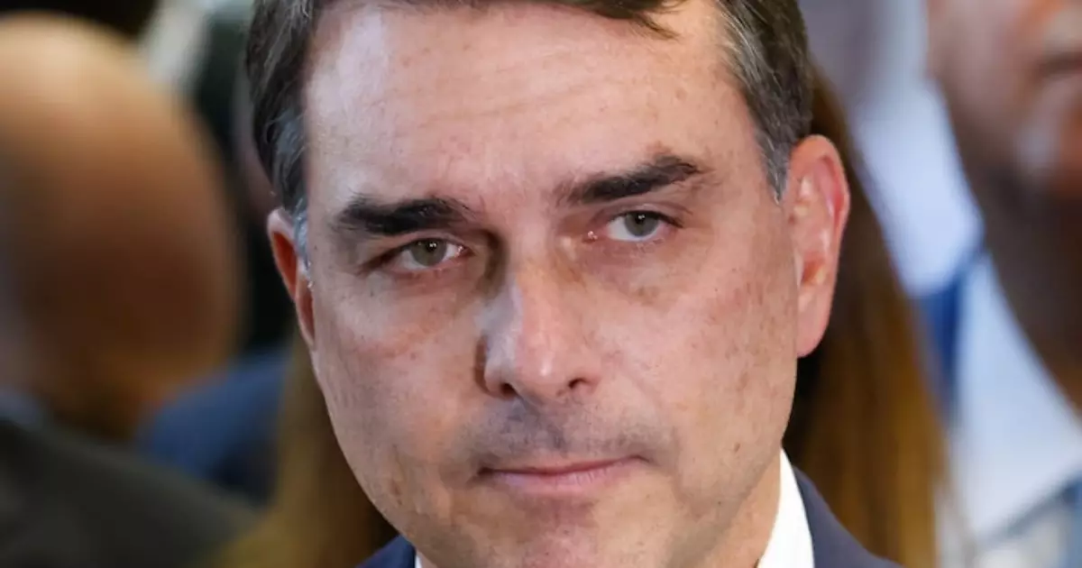 Flávio Bolsonaro critica postura de Lula diante de tarifas impostas pelos Estados Unidos
