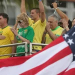 Flávio Bolsonaro inicia campanha eleitoral em Copacabana sob forte esquema de segurança