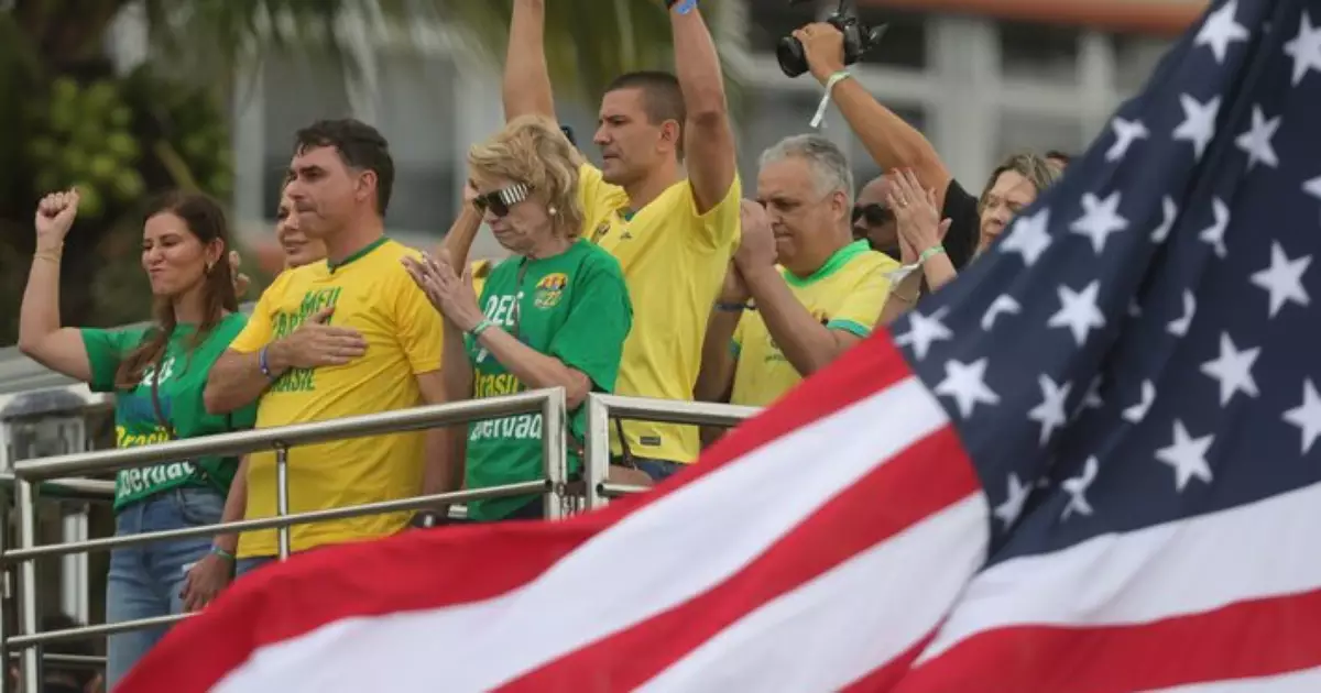 Flávio Bolsonaro inicia campanha eleitoral em Copacabana sob forte esquema de segurança