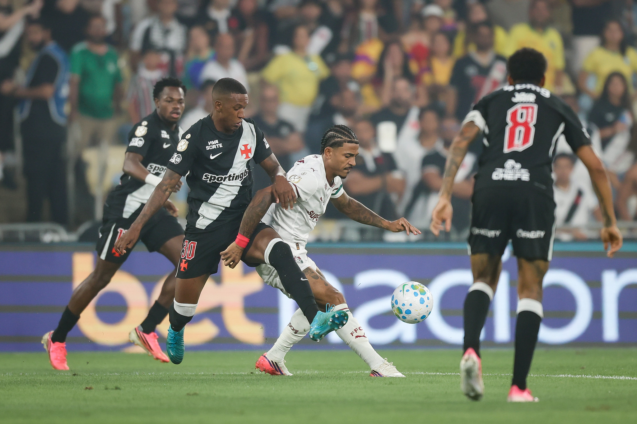 Fluminense enfrenta crise em clássicos e acumula seis jogos sem vitória