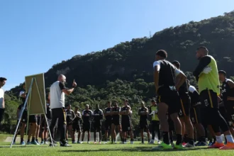 Franclim Carvalho conduz último treino no Botafogo antes de desligamento