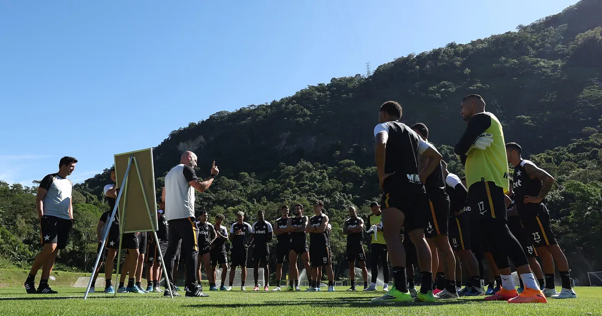 Franclim Carvalho conduz último treino no Botafogo antes de desligamento