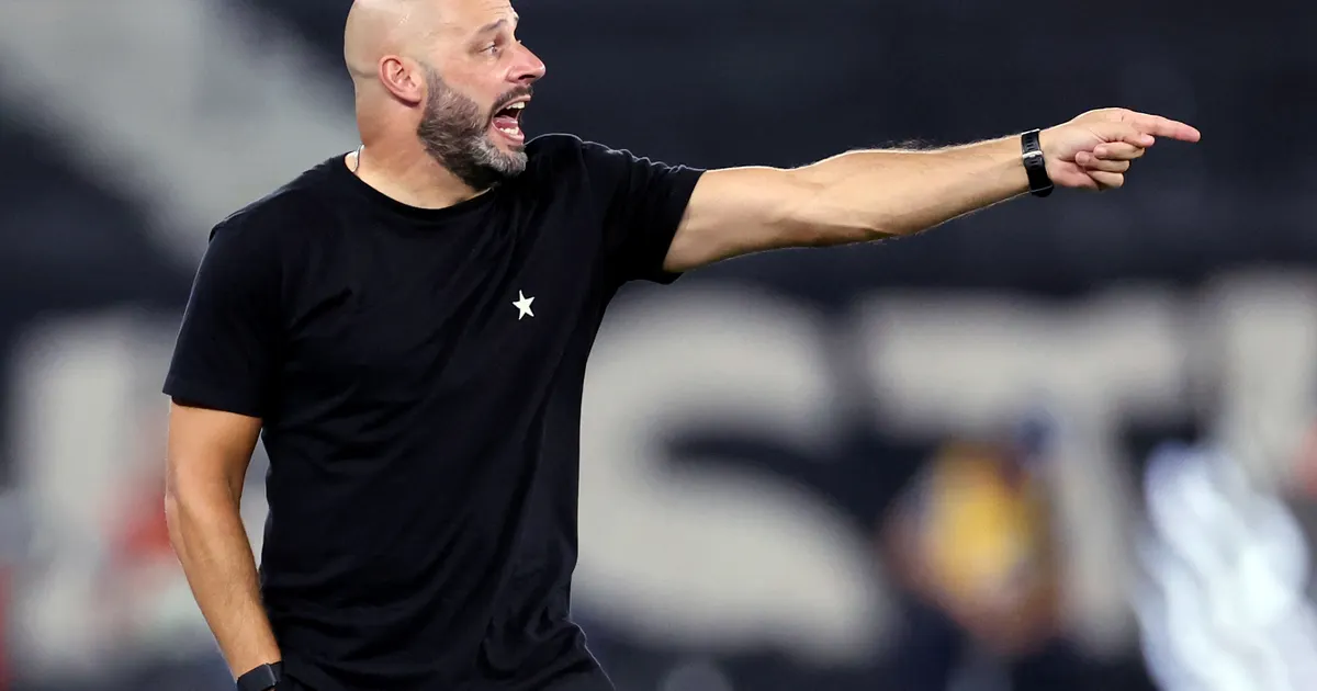 Franclim Carvalho defende estratégia ofensiva do Botafogo e descarta urgência por reforços