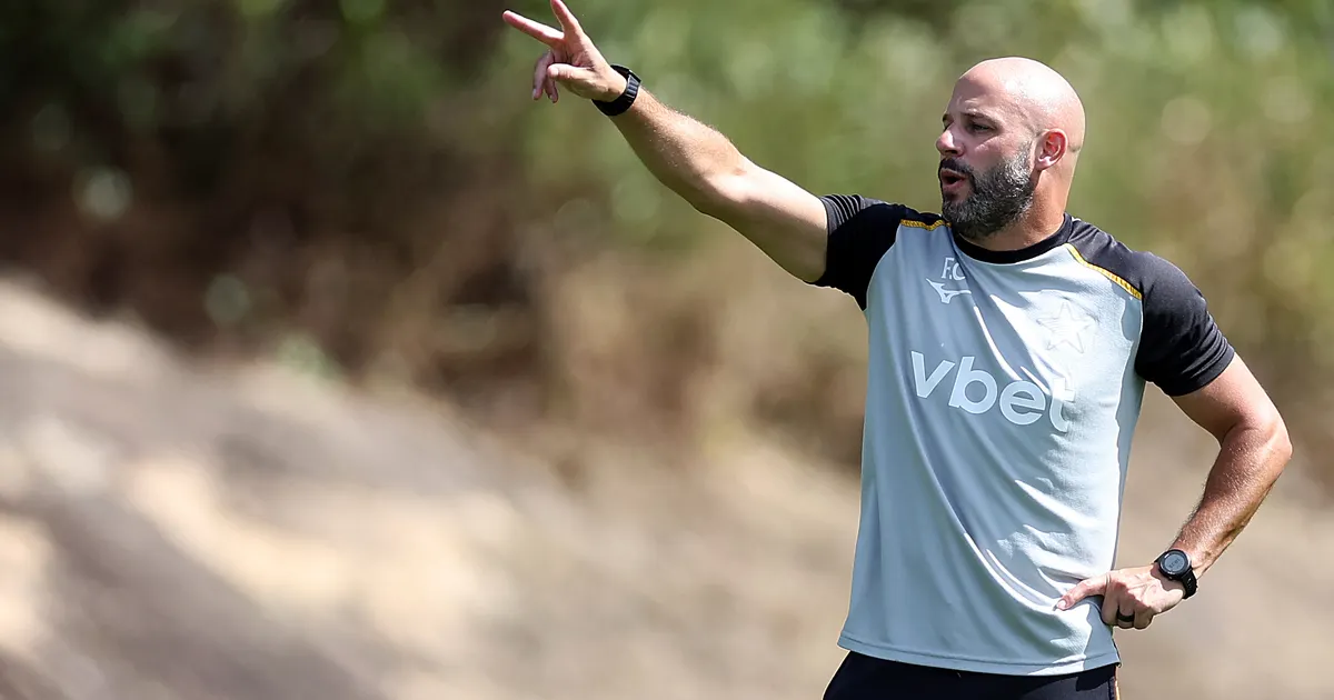 Franclim Carvalho lidera treino do Botafogo em meio a incertezas sobre o cargo