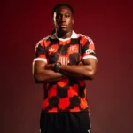 Fulham aposta em design retrô para nova camisa reserva de 2026/27