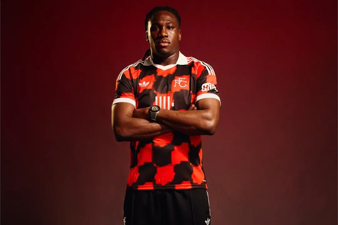 Fulham aposta em design retrô para nova camisa reserva de 2026/27