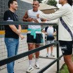 Giovanni marca presença em atividade do elenco santista no CT Rei Pelé
