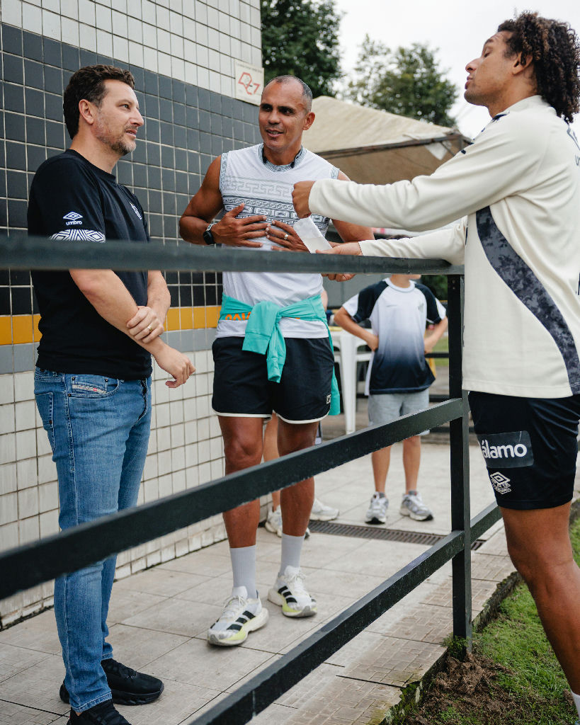 Giovanni marca presença em atividade do elenco santista no CT Rei Pelé