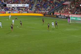 Golaço de cobertura marca duelo entre New York Red Bulls e Chicago Fire