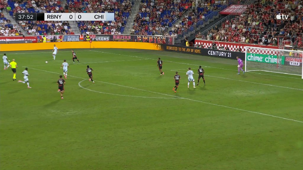 Golaço de cobertura marca duelo entre New York Red Bulls e Chicago Fire