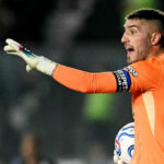 Goleiro do Olímpia frustra investida de Johan Rojas em duelo contra o Vasco
