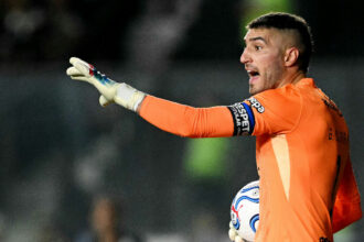 Goleiro do Olímpia frustra investida de Johan Rojas em duelo contra o Vasco