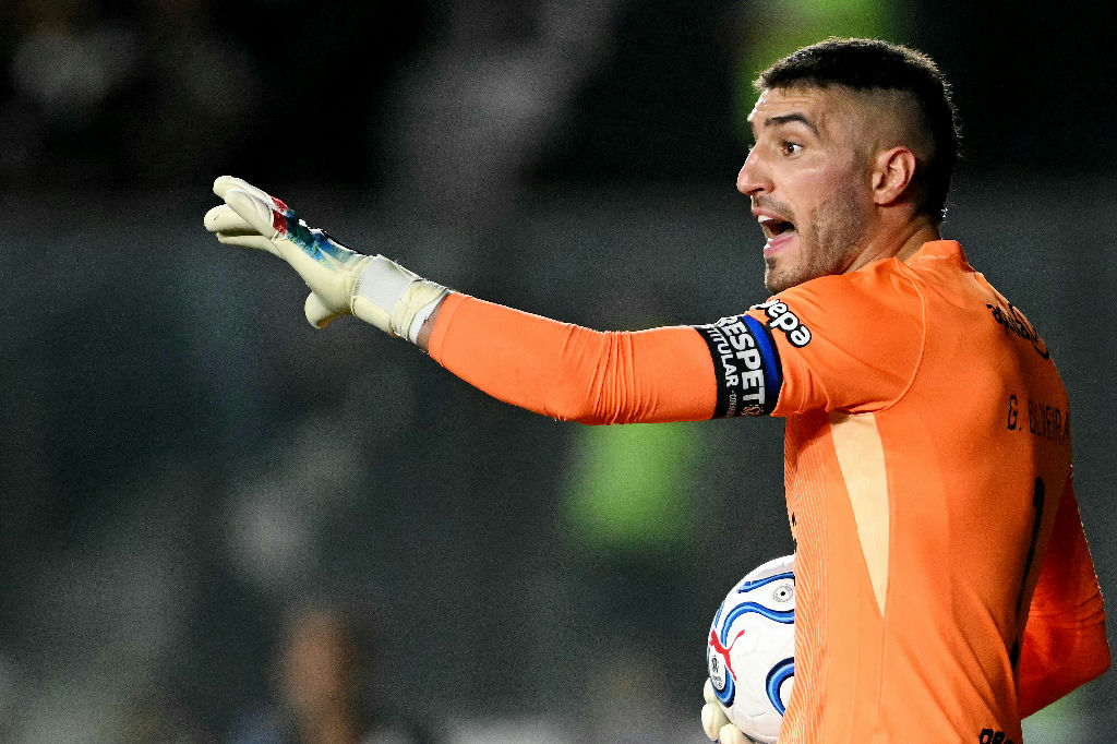 Goleiro do Olímpia frustra investida de Johan Rojas em duelo contra o Vasco