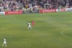 Goleiro é expulso após erro bizarro fora da área no Campeonato Sul-africano